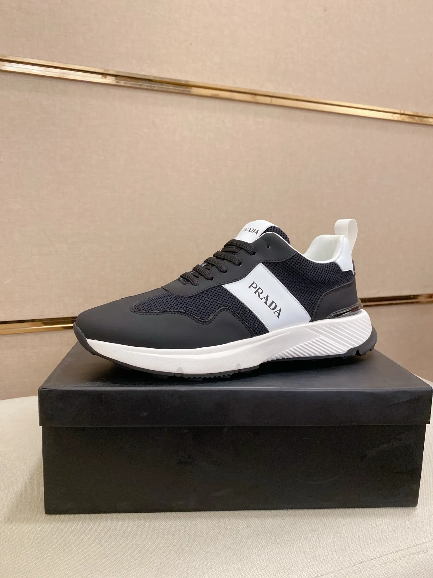 Men's shoes 💰 442💰 ✔️✔️✔️The new PRADA (Prada) counters are launched simultaneously. The new men's shoes and 😘fabrics are made of selected cowhide and waterproof and breathable fabrics. Lining: Breathable mesh lining. 👍🏿 High-end ☄️ air-cushion molded anti-slip rubber outsole, exquisite lines, simple and elegant, comfortable and high-end for leisure travel. Code number: 38 to 44 (45 can be customized and cannot be returned or exchanged)